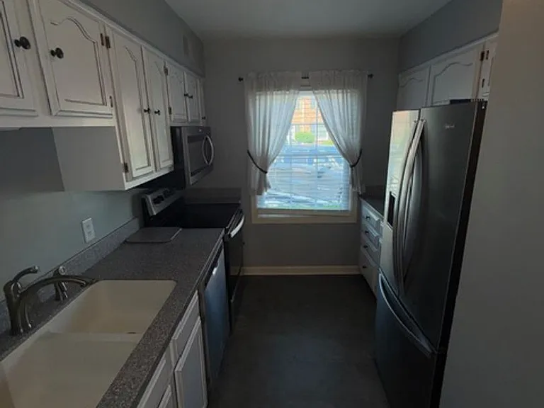 102 Hampton Dr — Photo 3
