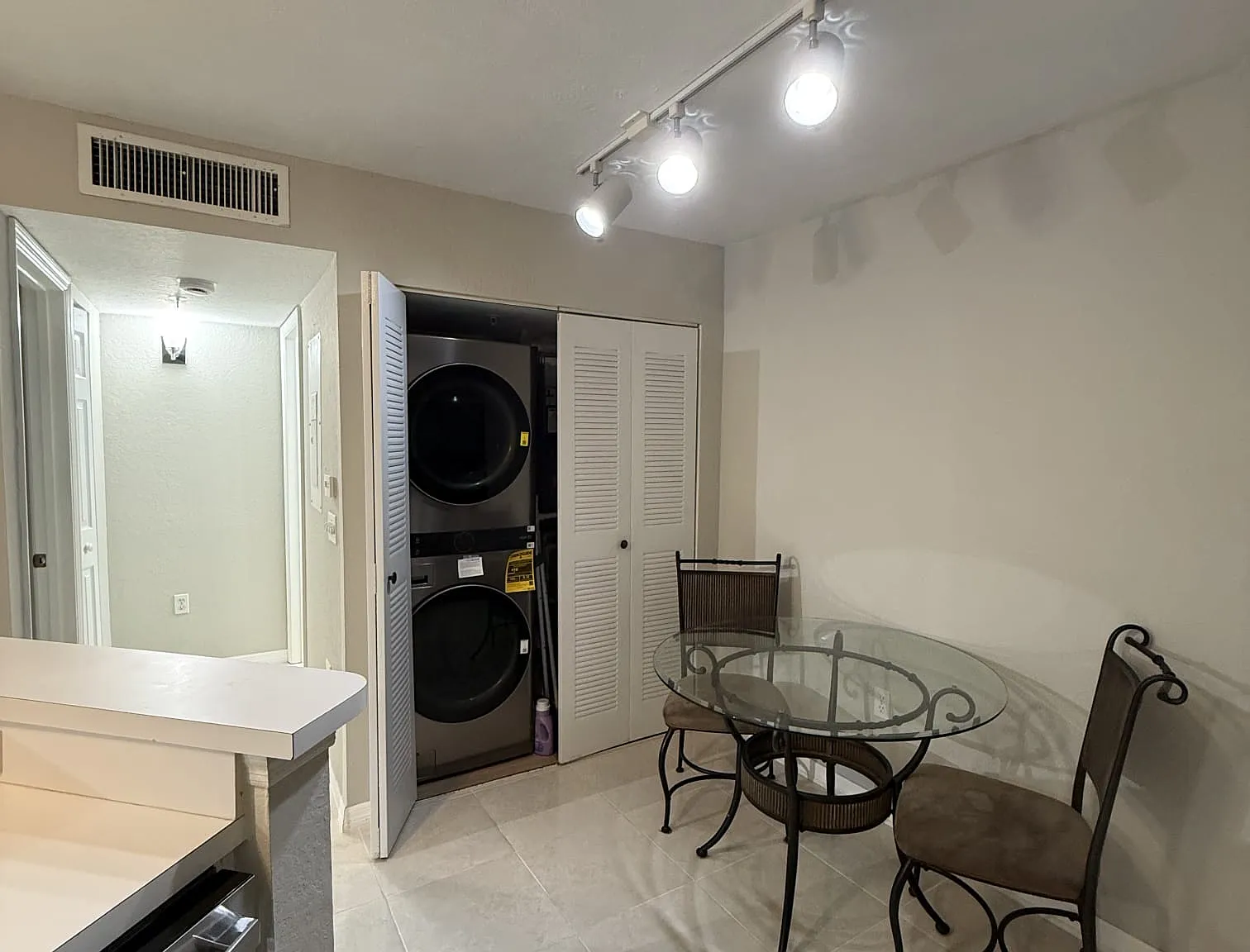 1 bed, 576 sqft, $1,800 — Photo 3