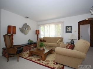 1071 Linden St, Valley Stream, NY 11580