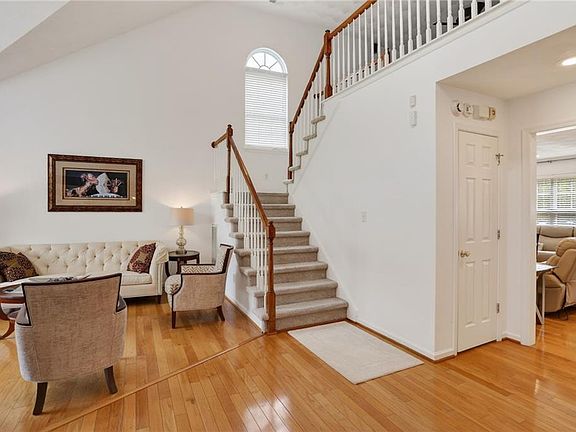 3rd image of 219 Berry Ridge Ln