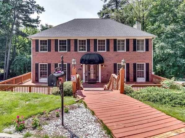 6963 Whispering Oaks Ct, Stone Mountain, GA 30087