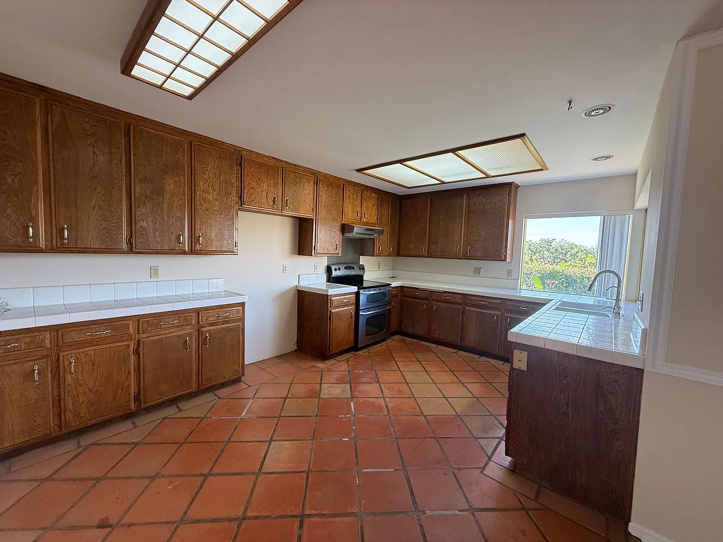 4 bed, 2 bath single story home with RV access — Photo 4