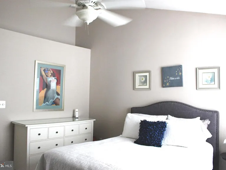 604 Samuels Way — Photo 6