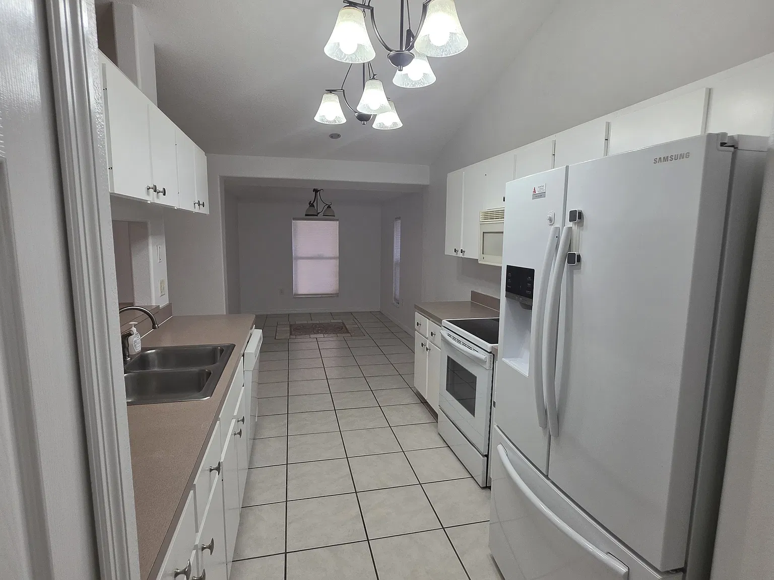 3 bed, 1692 sqft, $2,600 — Photo 2