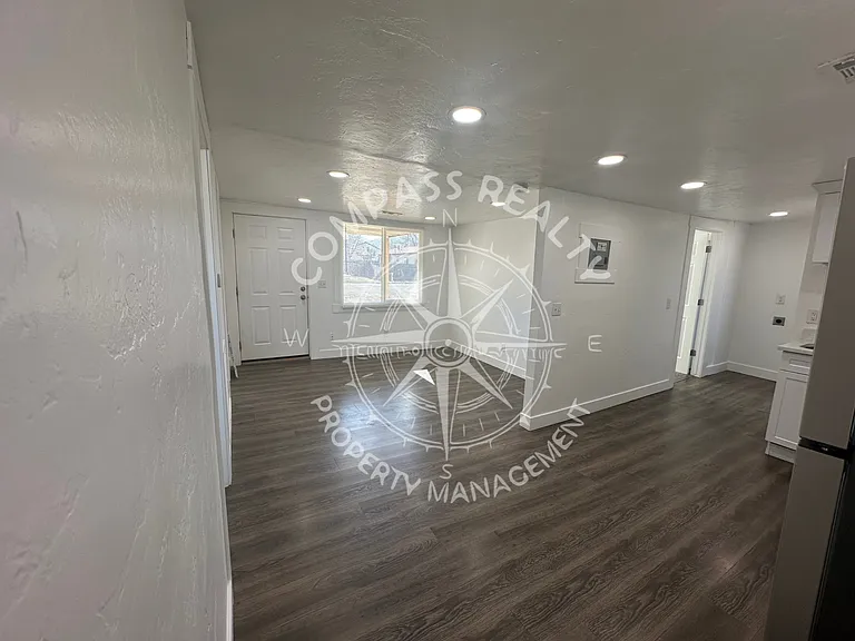 245 E Marvista Ln — Photo 7