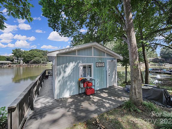 4th image of 612 Edgewater Dr