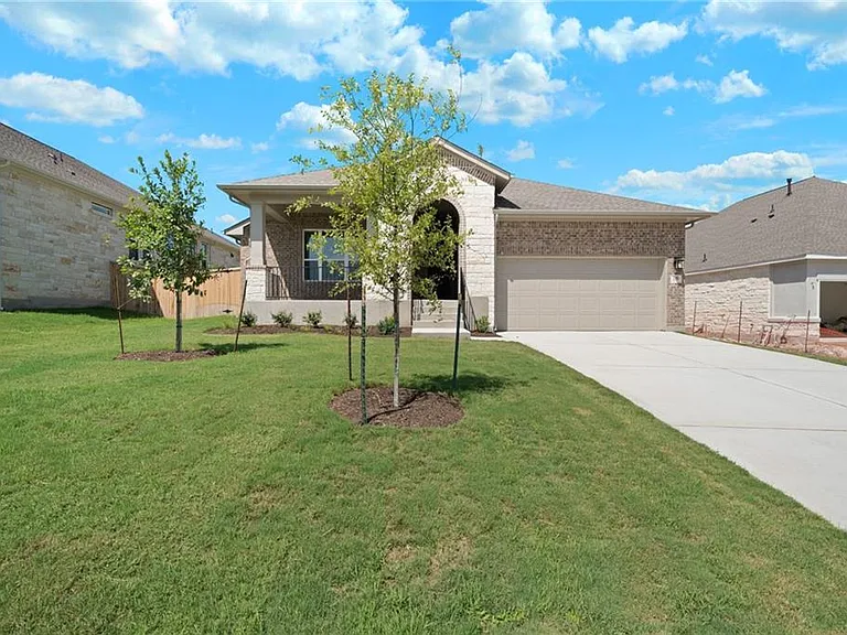 136 Osceola Dr — Photo 1