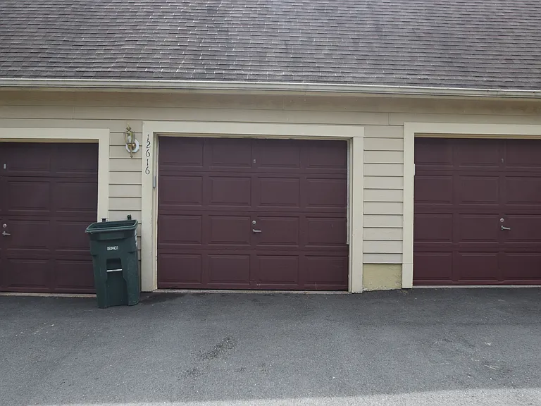 Detached garage