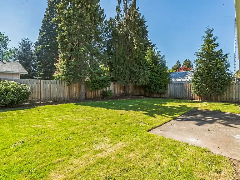 1554 SE Spruce St — Photo 6