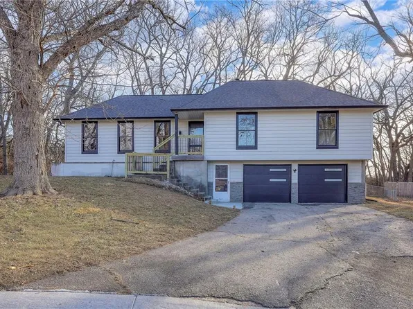 8012 Sunset Cir, Grandview, MO 64030