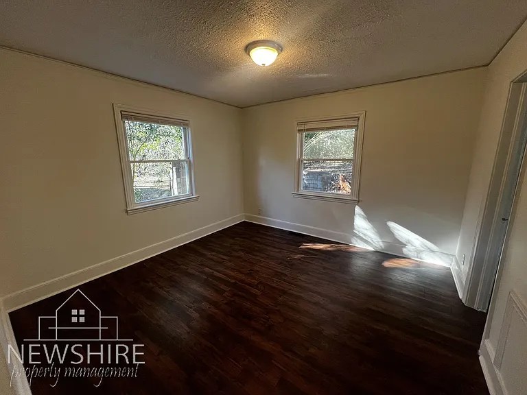 4 Prancer Ave — Photo 3