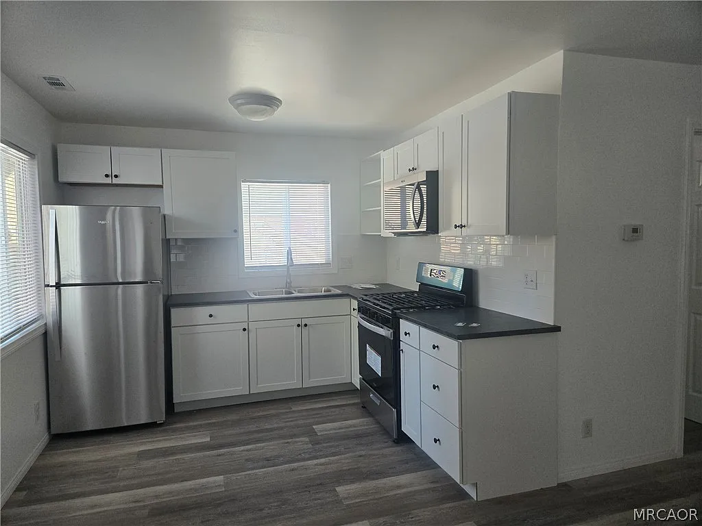 3 bed, 2.0 bath, 965 sqft, $1,950 — Photo 3