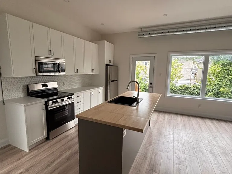 84 Eccles St #4 — Photo 1