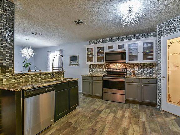 3rd image of 808 Encino Dr