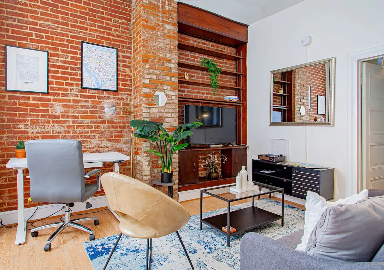 Classy 1-BR Flat Nestled Between Dupont & Logan — Photo 1