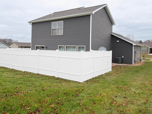 5th image of 402 Riverview Dr