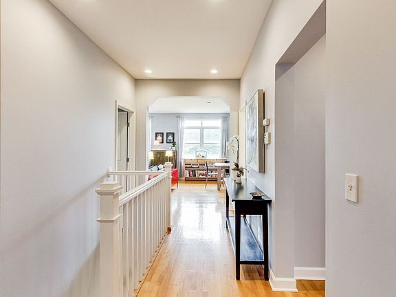 3rd image of 1423 W Argyle St APT 1S