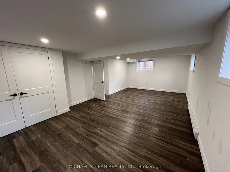 176 Queensdale Ave E #LOWER — Photo 16
