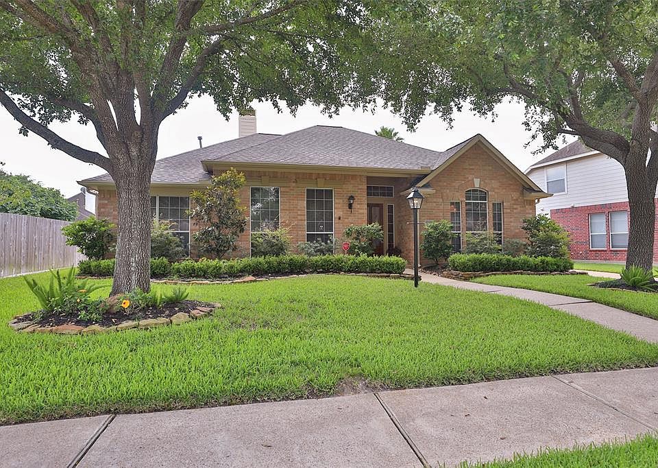 Want a meticulously maintained one story home in the popular subdivision of Shadowlake? This one is a gem. Convenient to the Westpark Tollway, restaurants, shopping, West Houston Medical Center and the Energy Corridor.