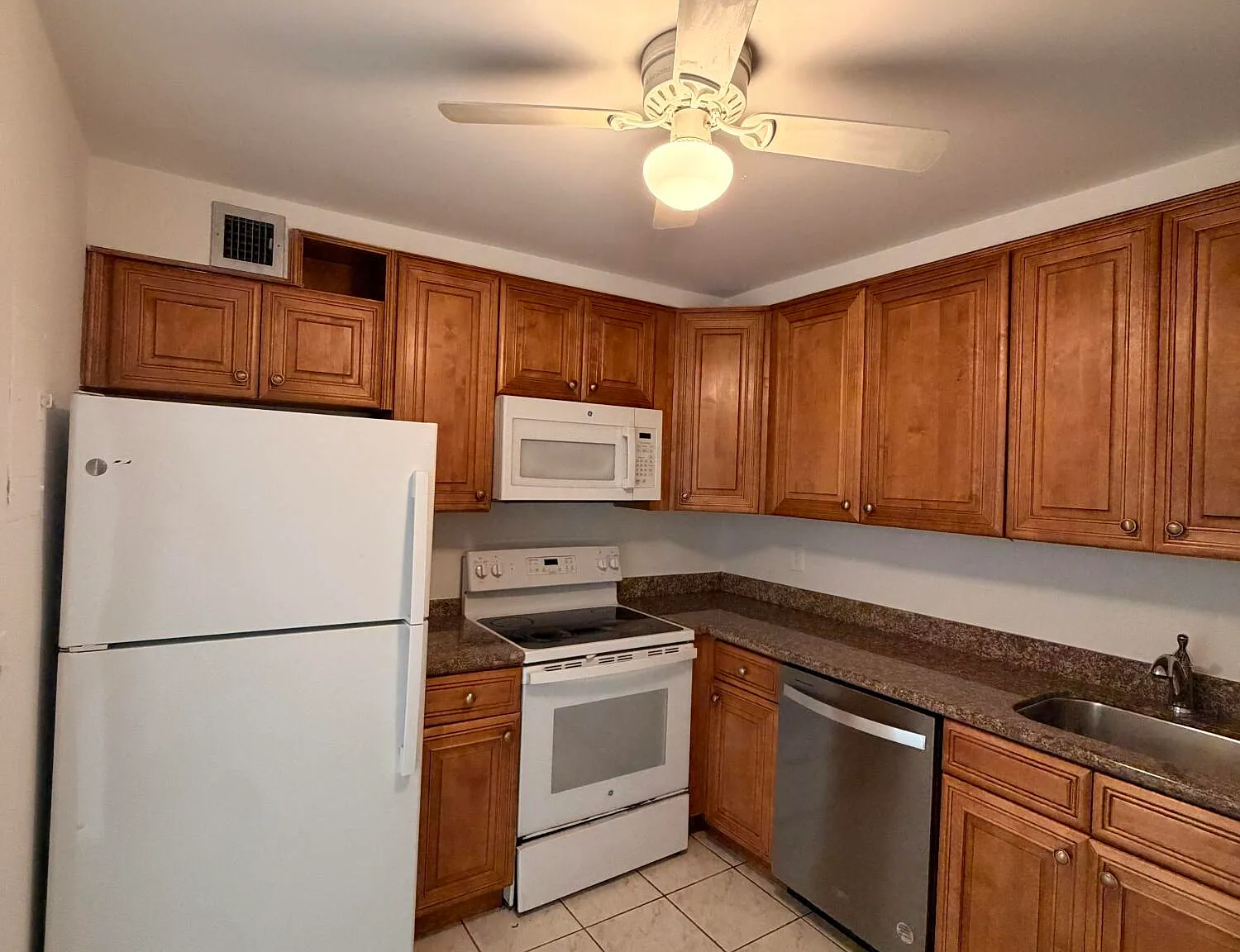 3 bed, 2.0 bath, 1286 sqft, $2,700 — Photo 2