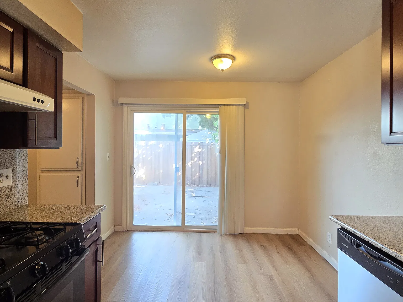 2 bed, 1.5 bath, 980 sqft, $2,000 — Photo 3
