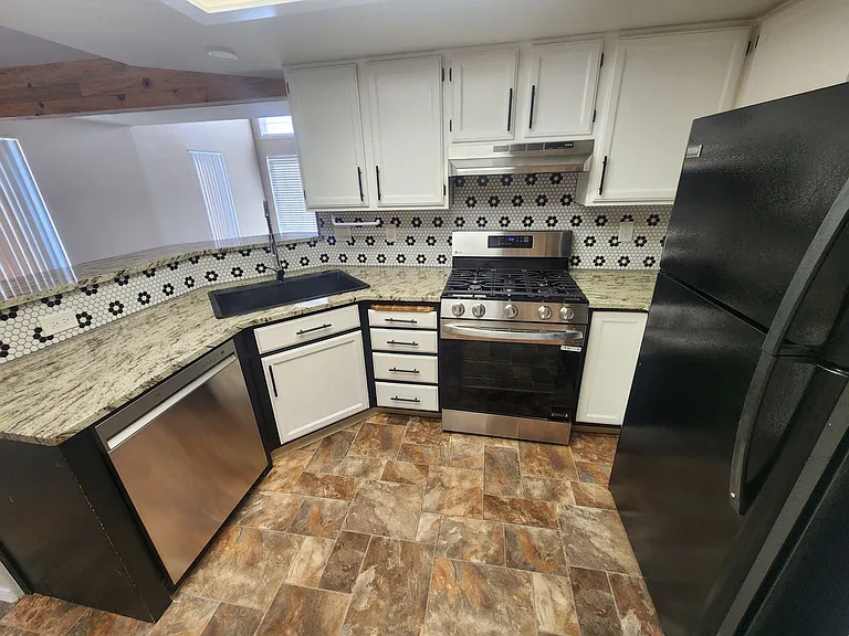 2431 Pisces Dr — Photo 2
