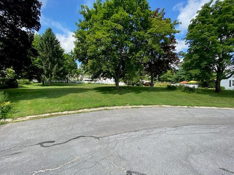 2nd image of 8 Hawthorne Woods Ct