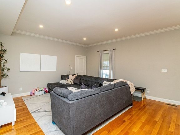 4th image of 189 Shirley St Unit 1