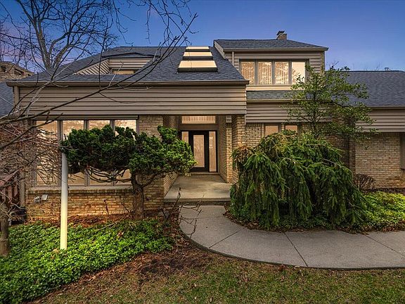 2nd image of 5056 Mirror Lake Ct #4