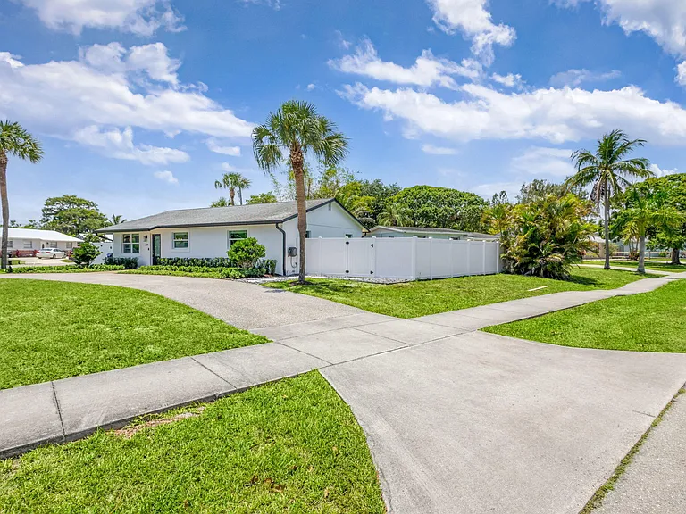 204 W Whitney Dr — Photo 2