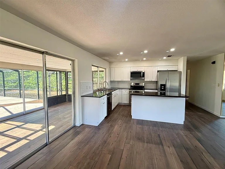 131 Sparrow Ave — Photo 8