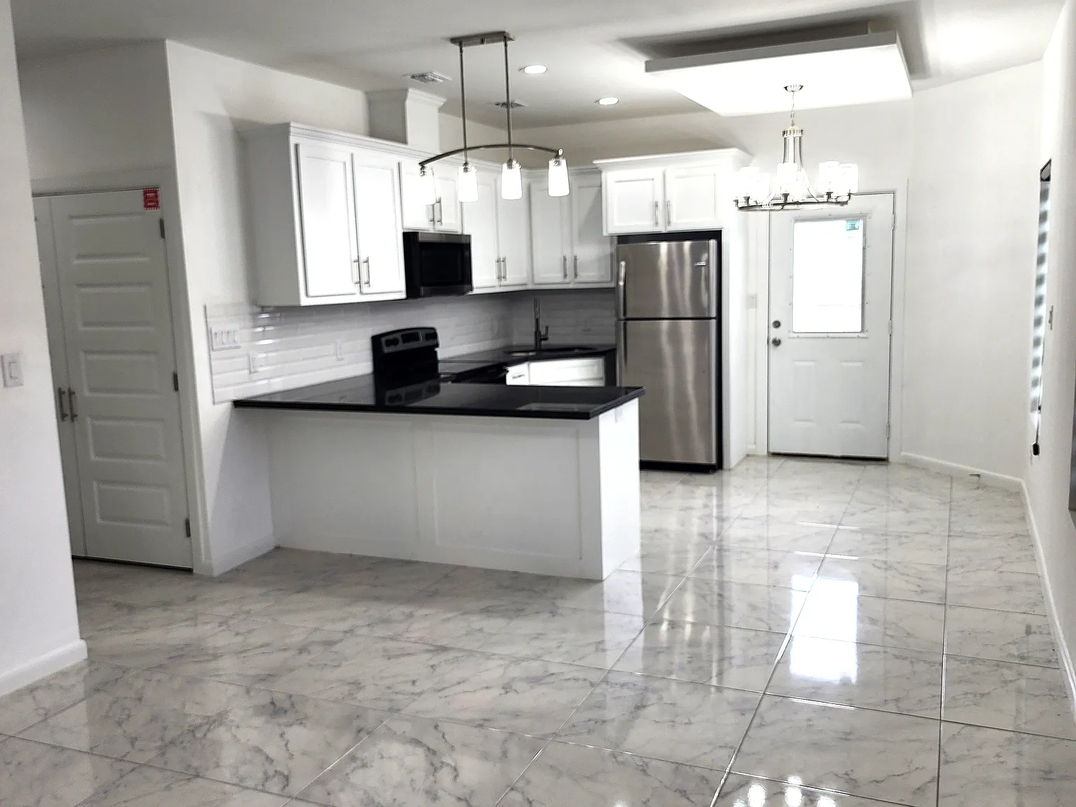 918 N Woodson Ave — Photo 3