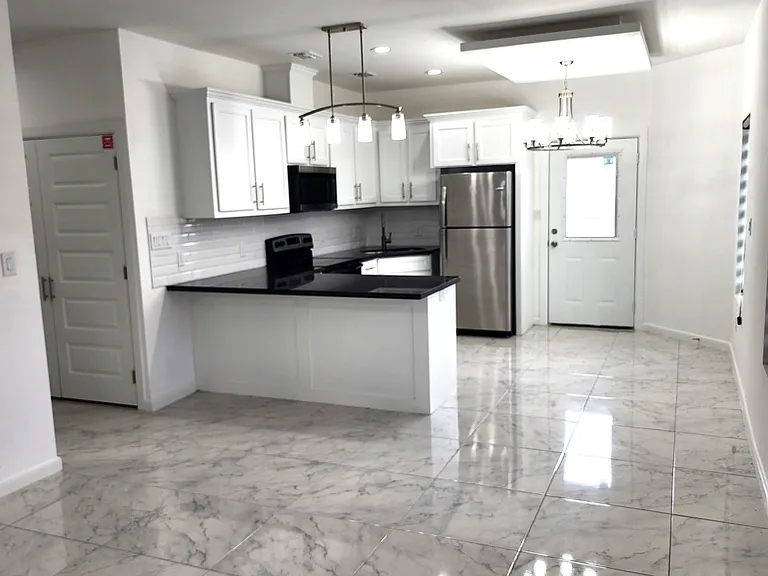 918 N Woodson Ave — Photo 3