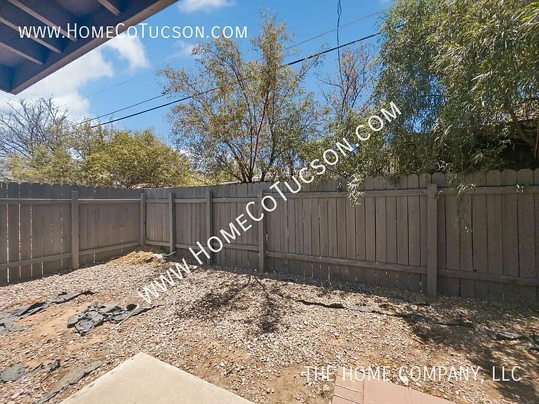 2233 N Catalina Ave — Photo 13