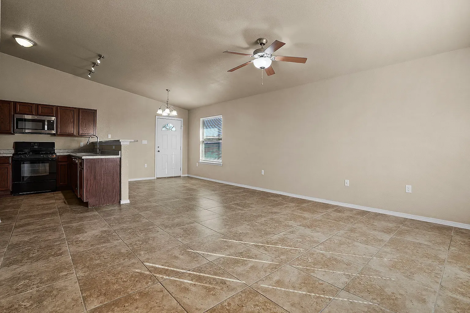 3 bed, 1342 sqft, $1,800 — Photo 2