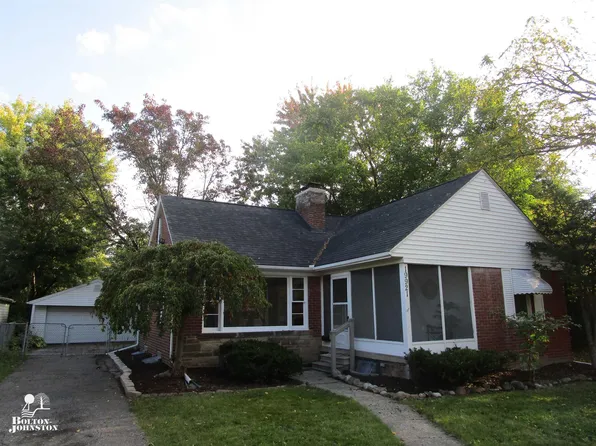 19921 Roscommon St, Harper Woods, MI 48225