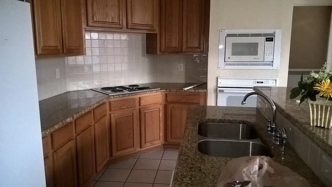 5 bed, 2833 sqft, $3,000 — Photo 2