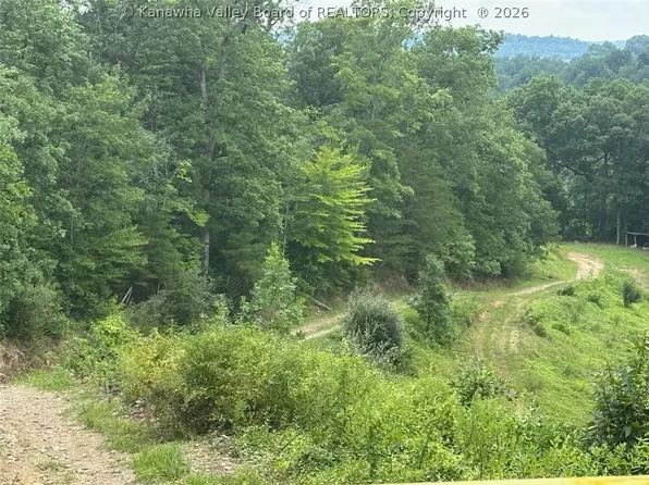 409 Hidden Farms Rd, Poca, WV 25159