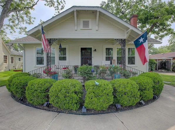 242 S Franklin St, La Grange, TX 78945