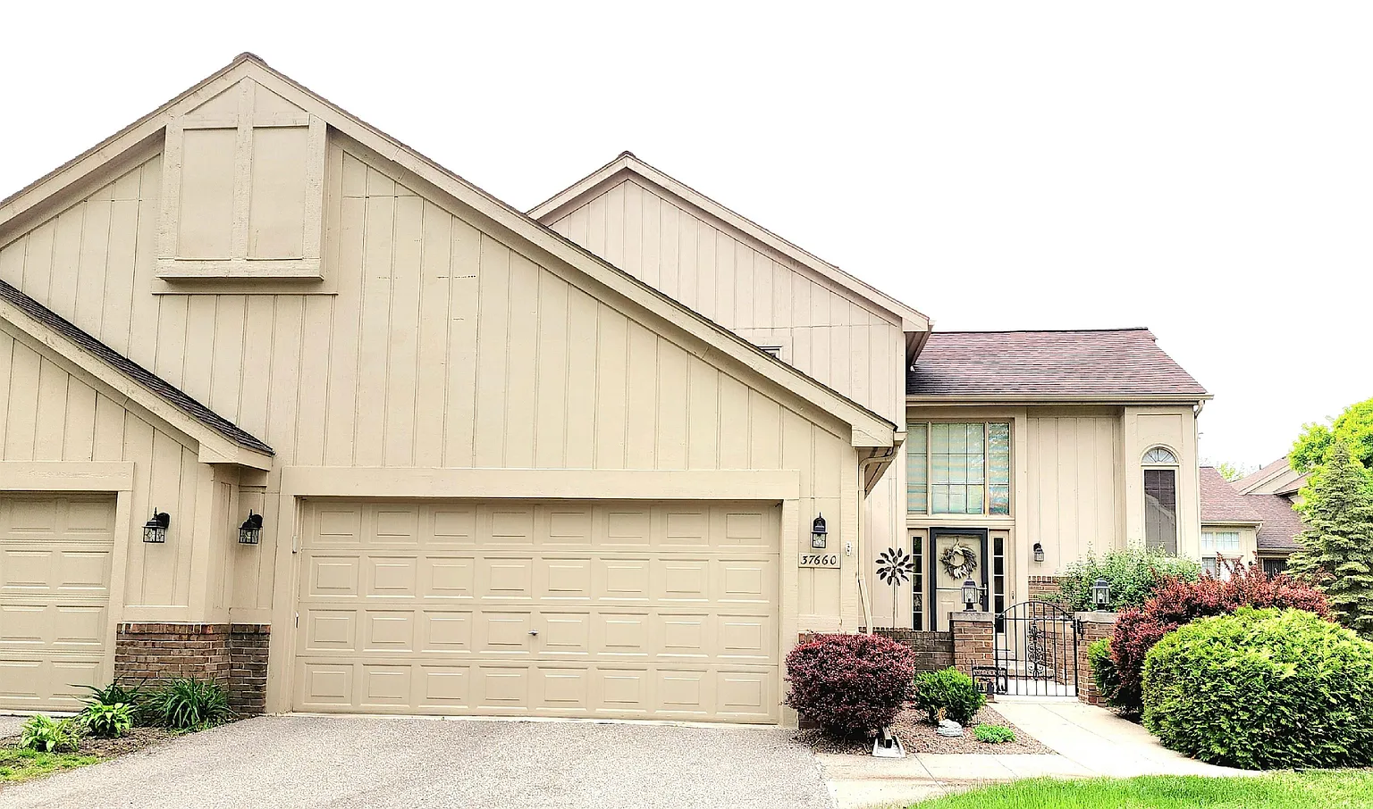 37660 N Laurel Park Dr photo 1