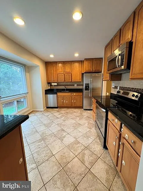 5 bed, 1300 sqft, $3,200 — Photo 4