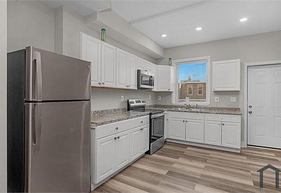 5th image of 2533 Christian St
