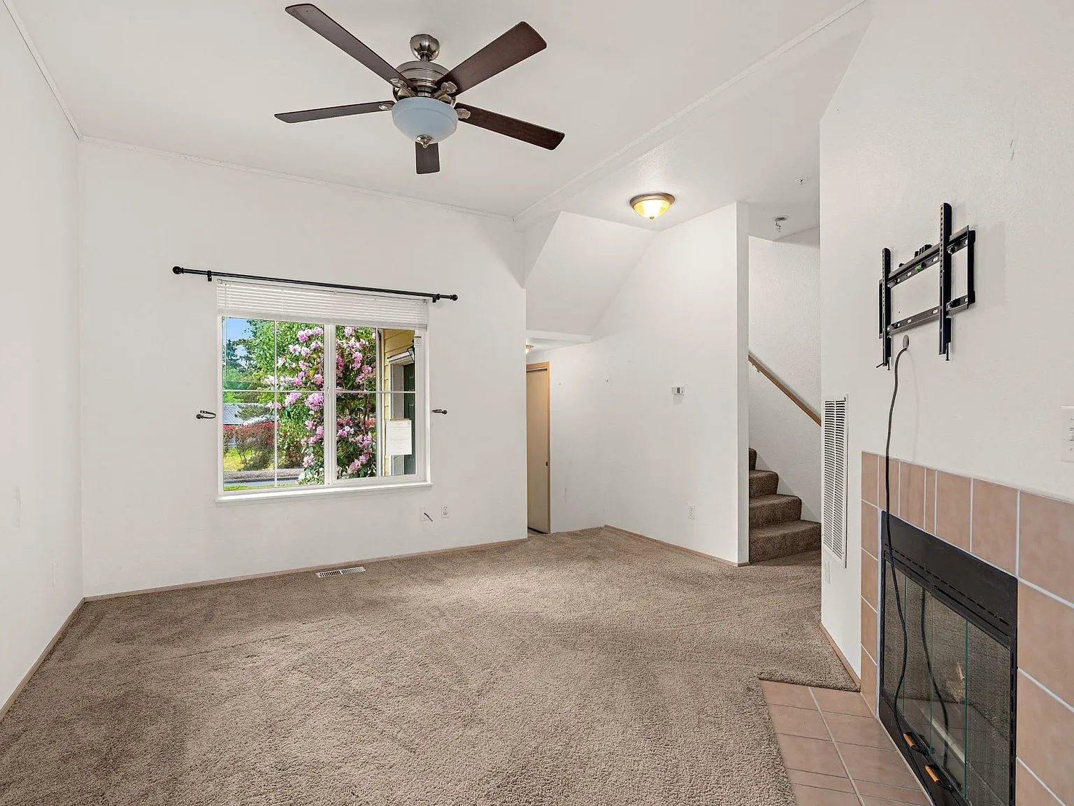 1 bed, 950 sqft, $1,595 — Photo 2