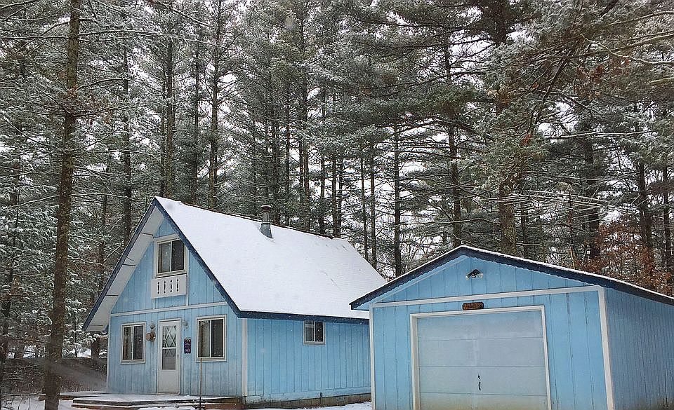 chalet on wooded cul du suc