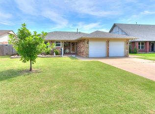 620 SW 7th St, Moore, OK 73160