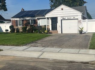 810 Palm Ter, Franklin Square, NY 11010