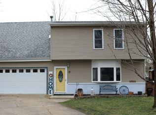 9 Willow Dr, Clinton, IL 61727