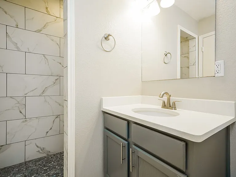 513 N Wood St — Photo 12