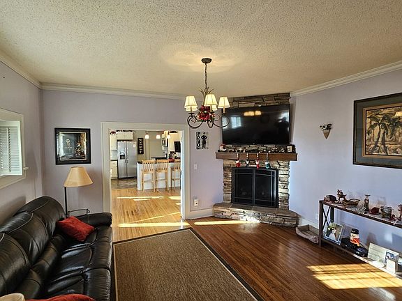 4th image of 411 Okoboji Ave