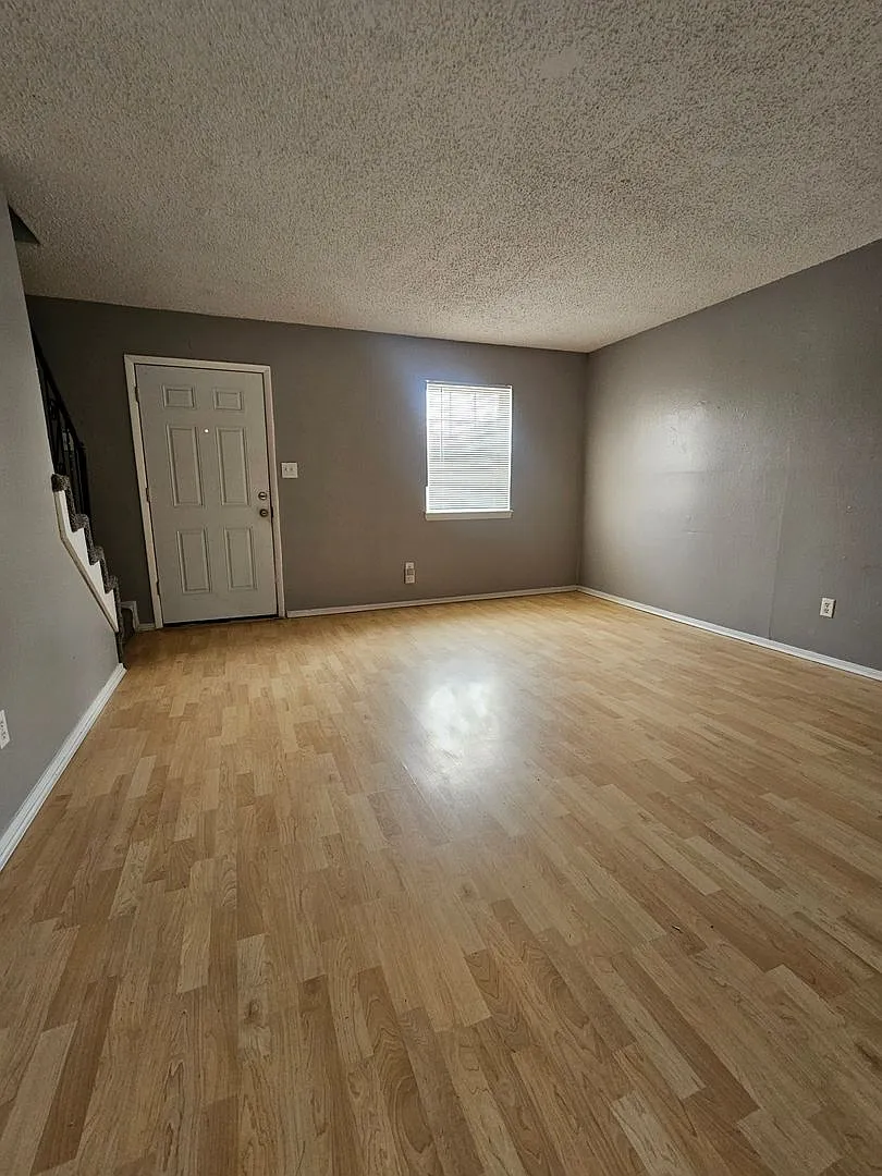(2) Bed/(1.5) Bath Townhome Avail NOW! Pets Negotiable! — Photo 2